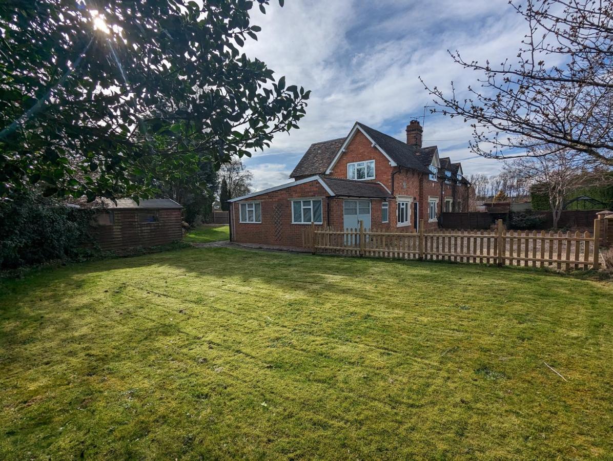 Wheelbarrow Cottage Bengeworth Екстериор снимка